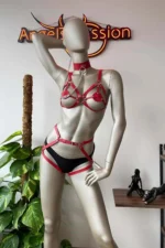 Stylish harness set with red leather collar detail. - Image 2